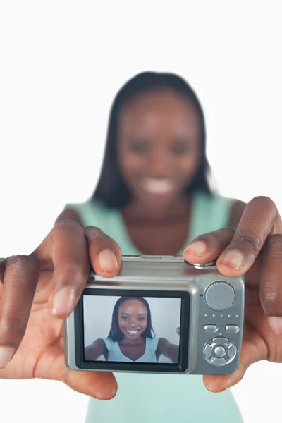 Jovem mulher tirando foto de si mesma — Fotografia de Stock