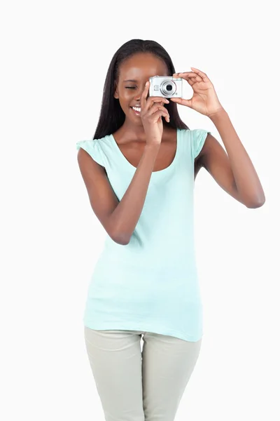 Sorrindo jovem mulher tirando fotos — Fotografia de Stock