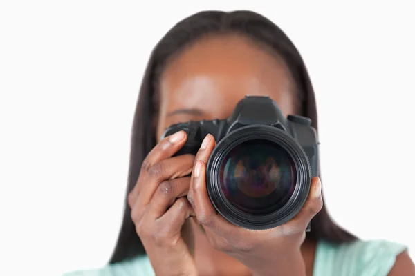 Närbild på ung kvinnlig fotograf — Stockfoto