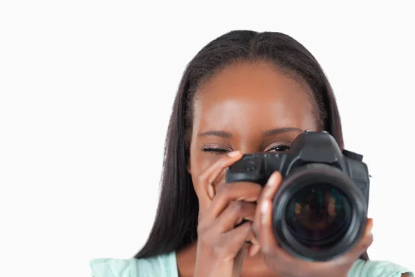 Close up van vrouwelijke fotograaf op het werk — Stockfoto