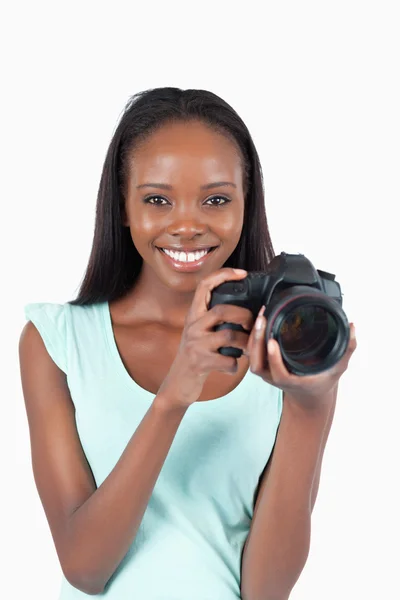 Jovem fotógrafa sorridente com sua câmera — Fotografia de Stock