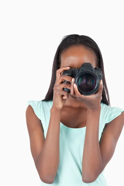 Junge Fotografin bei der Arbeit — Stockfoto
