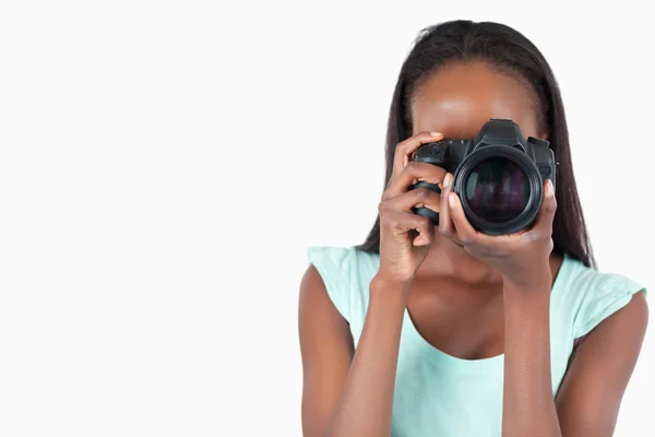 Młoda kobieta fotograf w pracy — Zdjęcie stockowe