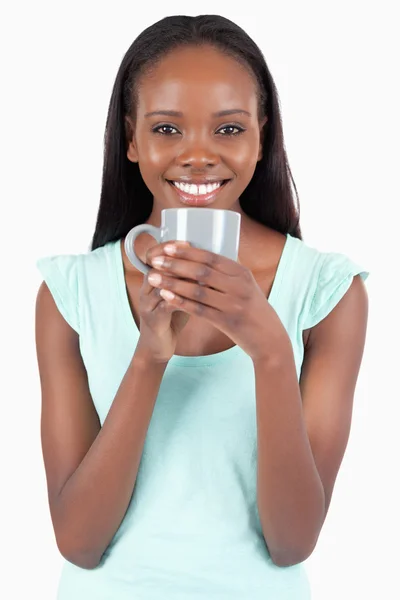 Uśmiechnięta młoda kobieta przy filiżance kawy — Zdjęcie stockowe