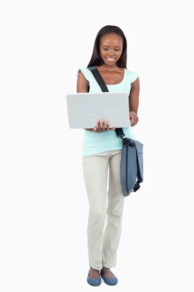 Sorrindo jovem estudante com seu laptop — Fotografia de Stock