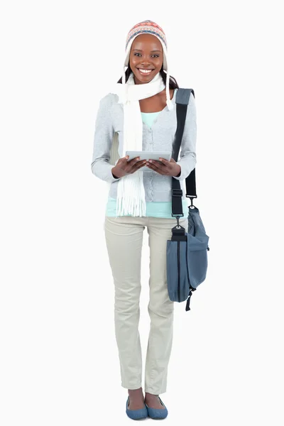 Ler student med halsduk, mössa och pekplatta — Stockfoto