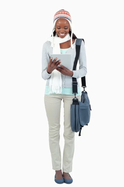 Lächelnde junge Studentin mit Hut, Schal und Touchpad — Stockfoto