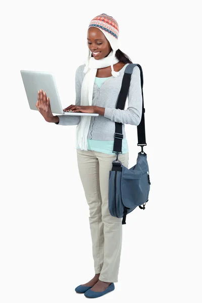 Vue latérale de l'étudiante avec ordinateur portable et vêtements d'hiver — Photo