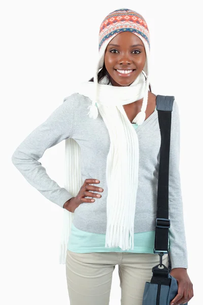 Junge Studentin in Winterkleidung und Hand an der Hüfte — Stockfoto