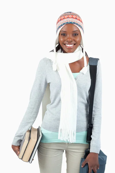 Estudante sorridente com livros em roupas de inverno — Fotografia de Stock