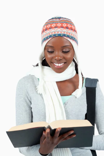 Close up van lachende student in winterkleren lezen in haar boo — Stockfoto
