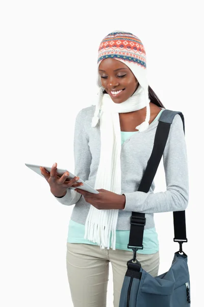 Lächelnde Studentin in Winterkleidung mit ihrem Tablet — Stockfoto