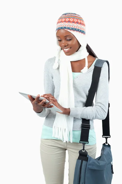 Mosolygó fiatal nő téli ruhák, használ neki tabletta — Stock Fotó