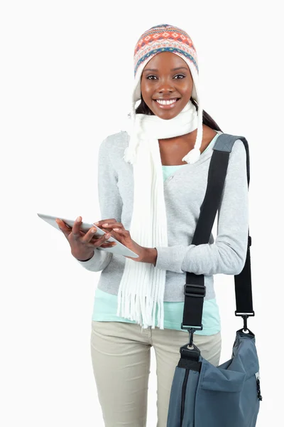 Νεαρή γυναίκα με ρούχα χειμώνα χρήση tablet — Φωτογραφία Αρχείου