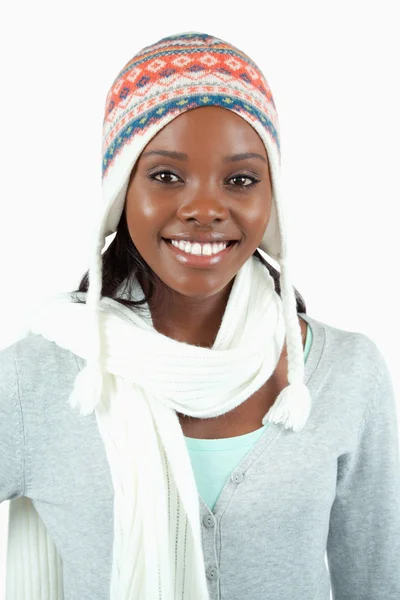 Lächelnde junge Frau in Winterkleidung — Stockfoto