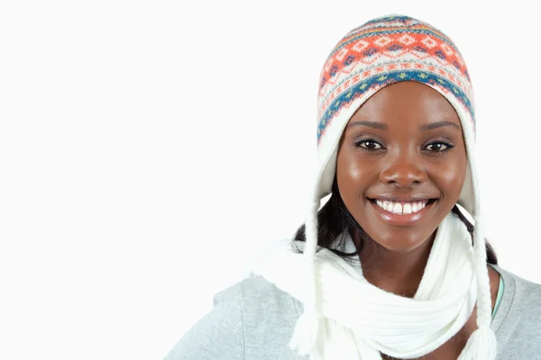 Lächelnde junge Frau mit Winterkleidung — Stockfoto