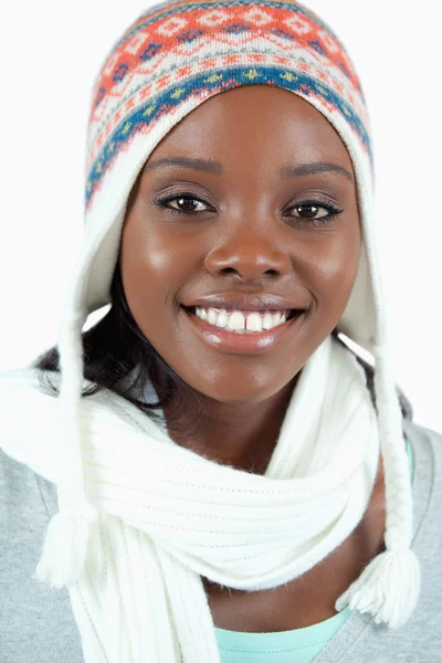 Primer plano de la mujer sonriente con sombrero de invierno en — Foto de Stock