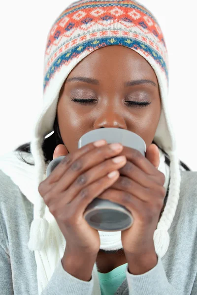 Junge Frau wärmt sich mit einer Tasse Tee auf — Stockfoto