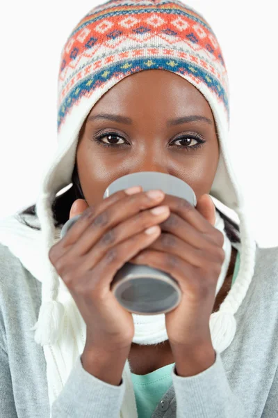 Mladá žena se těší čaj v zimě — Stock fotografie