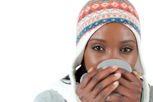 Νεαρή γυναίκα, απολαμβάνοντας ένα φλιτζάνι τσάι στο κρύο — Φωτογραφία Αρχείου