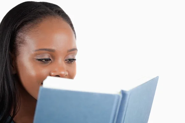 Vue latérale de la jeune femme lisant son livre — Photo