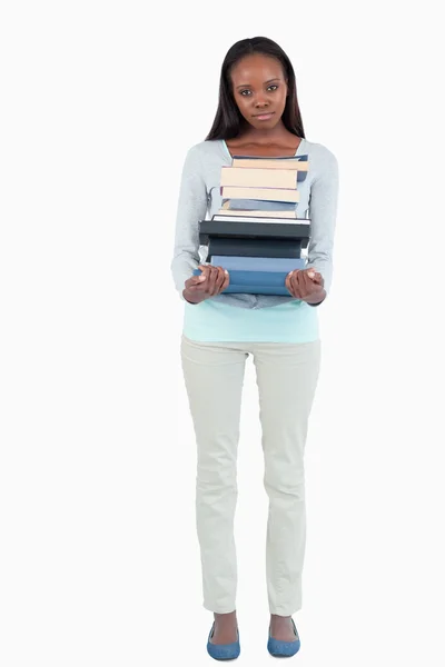 Giovane donna con un mucchio di libri — Foto Stock