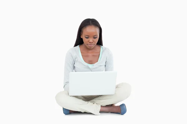 Jovem mulher sentada no chão com seu laptop — Fotografia de Stock