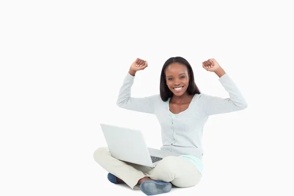 Genç kadın başarılı bir online açık artırma kutluyor — Stok fotoğraf