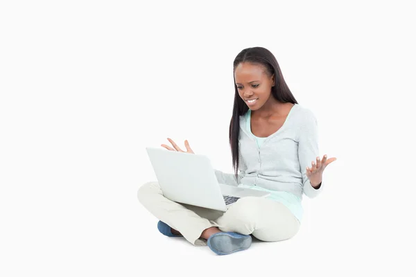 Genç kadın laptopunu yere hakkında öfkeli — Stok fotoğraf