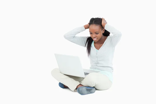 Junge Frau verrückt nach ihrem Laptop — Stockfoto