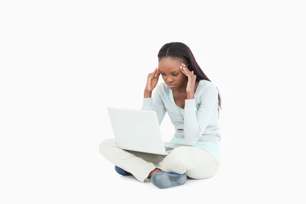Laptopa daje młoda kobieta ból głowy — Zdjęcie stockowe
