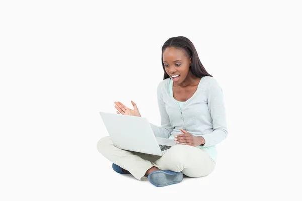 Young woman on the floor yelling at her laptop — Stock Photo, Image