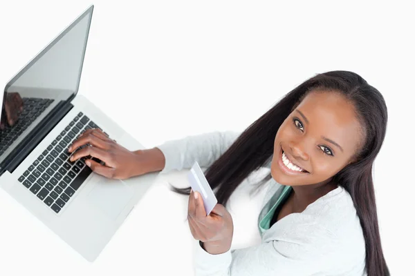 Smiling woman booking flight online — Stock Photo, Image
