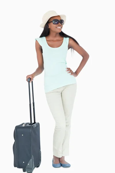Glada leende ung kvinna med hennes resväska — Stockfoto