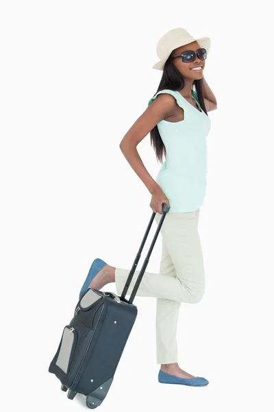 Glückliche junge Frau mit ihrem Koffer — Stockfoto