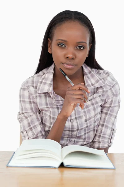 Młoda kobieta czytanie powieści — Zdjęcie stockowe