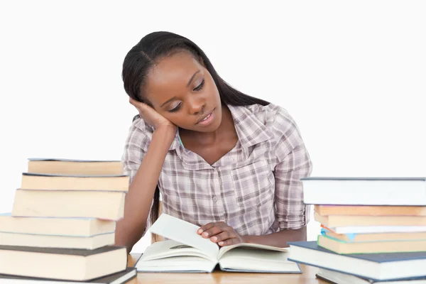 Młoda kobieta prawie zasypia podczas czytania — Zdjęcie stockowe