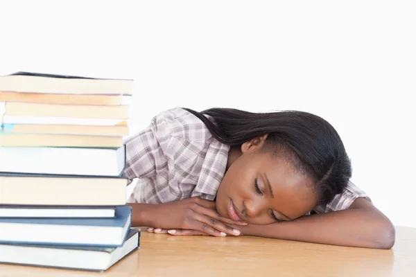 Estudiante durmiendo en su escritorio — Foto de Stock