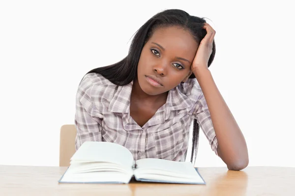 Student trying to read a book — Stock Photo, Image