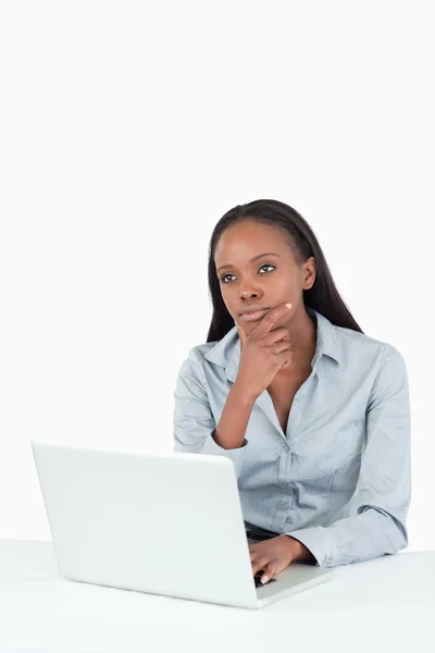 Bir dizüstü bilgisayar kullanarak düşünceli iş kadını — Stok fotoğraf