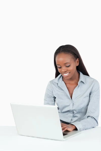 Uśmiechnięta kobieta za pomocą laptopa — Zdjęcie stockowe