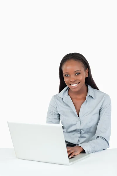 Retrato de una mujer de negocios sonriente usando un portátil — Foto de Stock