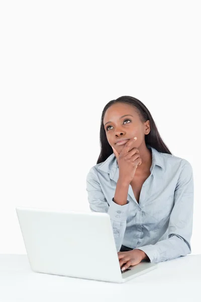 Retrato de uma empresária pensativa usando um laptop — Fotografia de Stock