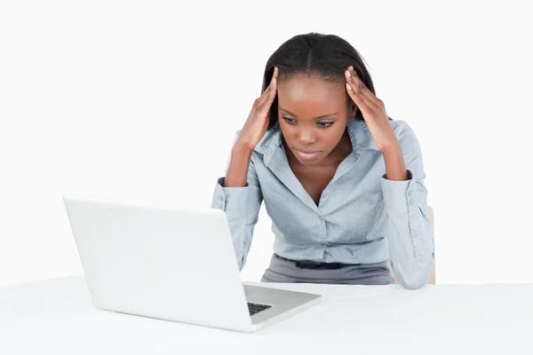 Moe zakenvrouw werken met een laptop — Stockfoto