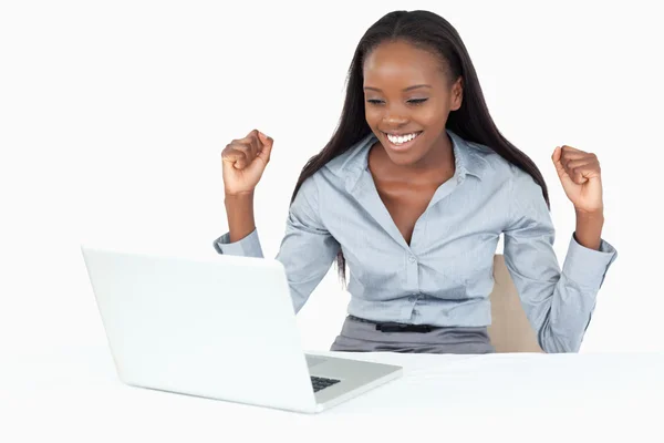 Веселая деловая женщина, работающая с ноутбуком — стоковое фото