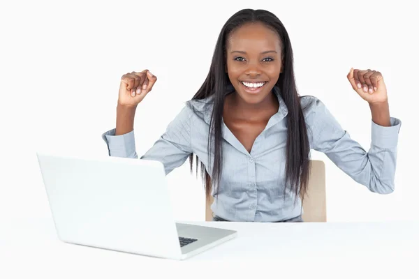 Empresária alegre trabalhando com um laptop — Fotografia de Stock