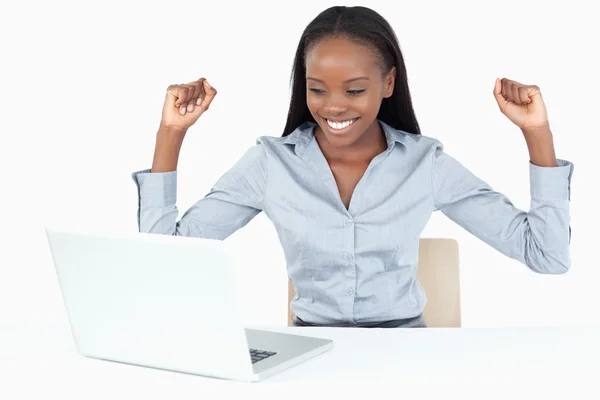 Mujer de negocios alegre trabajando con un ordenador portátil — Foto de Stock