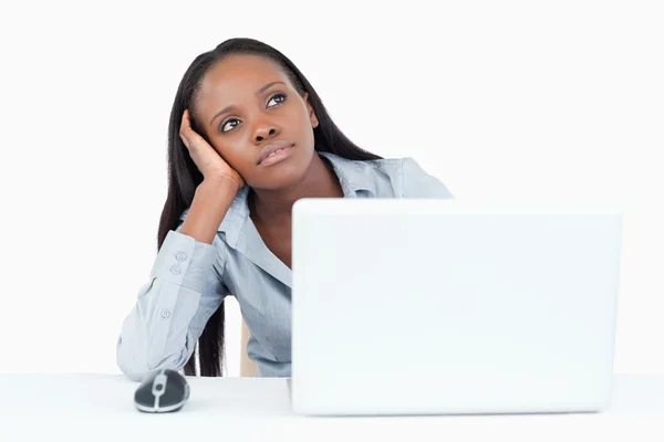 O femeie de afaceri visează în timp ce folosește un laptop — Fotografie, imagine de stoc