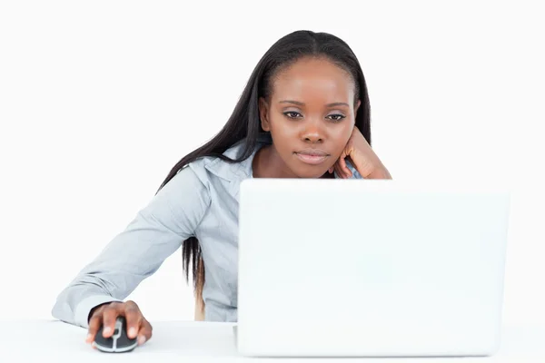 Bir dizüstü bilgisayar kullanarak iş kadını — Stok fotoğraf