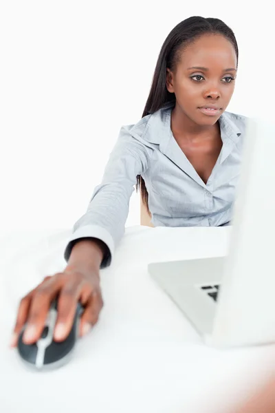 Portret van een zakenvrouw met behulp van een laptop — Stockfoto